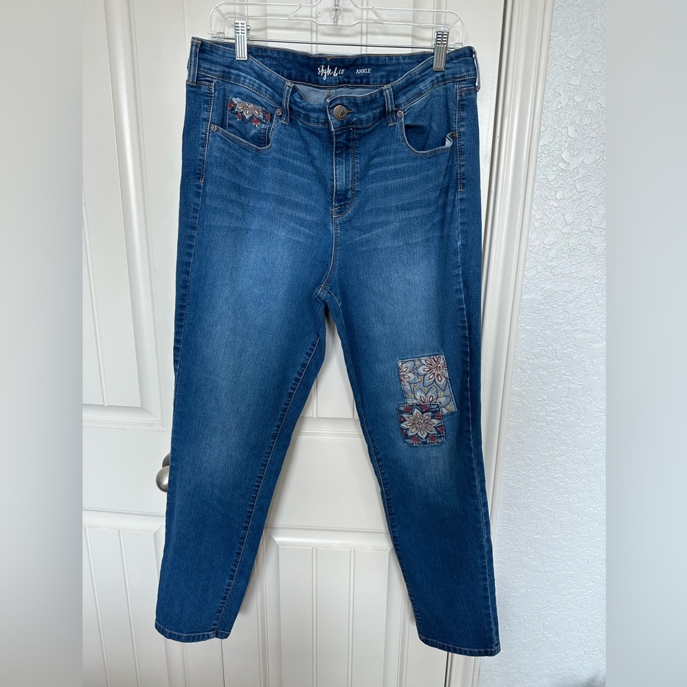 Patch accent ankle jeans